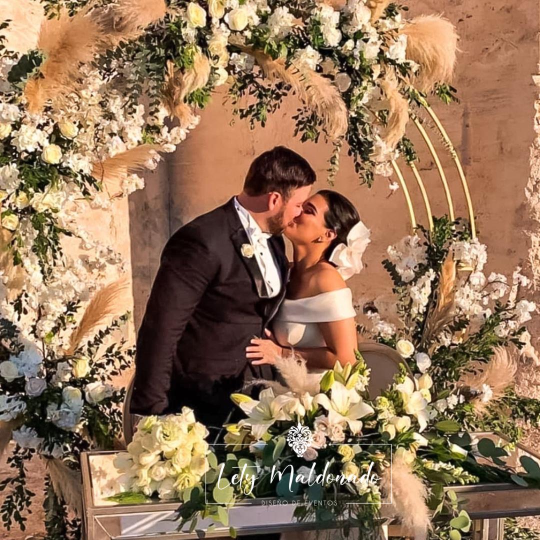 Beso en el Arco Floral