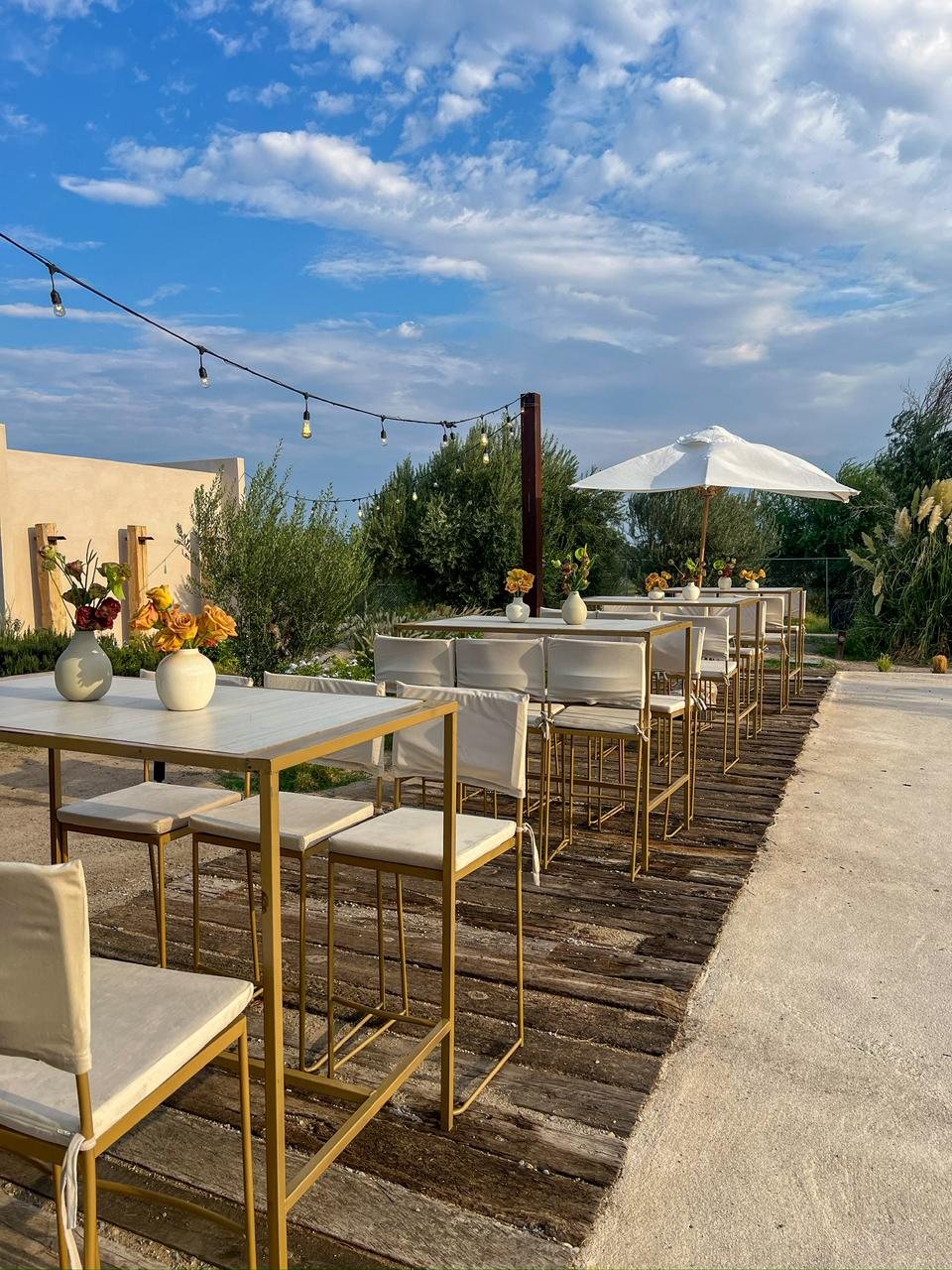 Mobiliario premium en terraza exterior